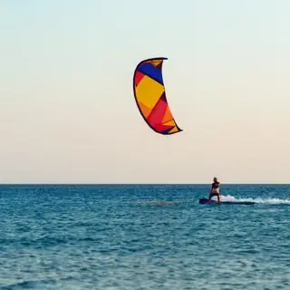 Voile de kitesurf au-dessus de la mer