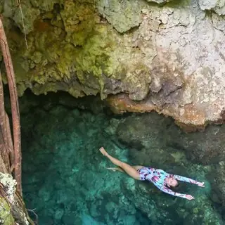 Bassin naturel dans une grotte, illustration de lagune